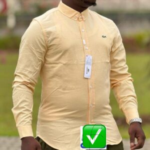 Chemise bleu marine avec des cols boutonnés